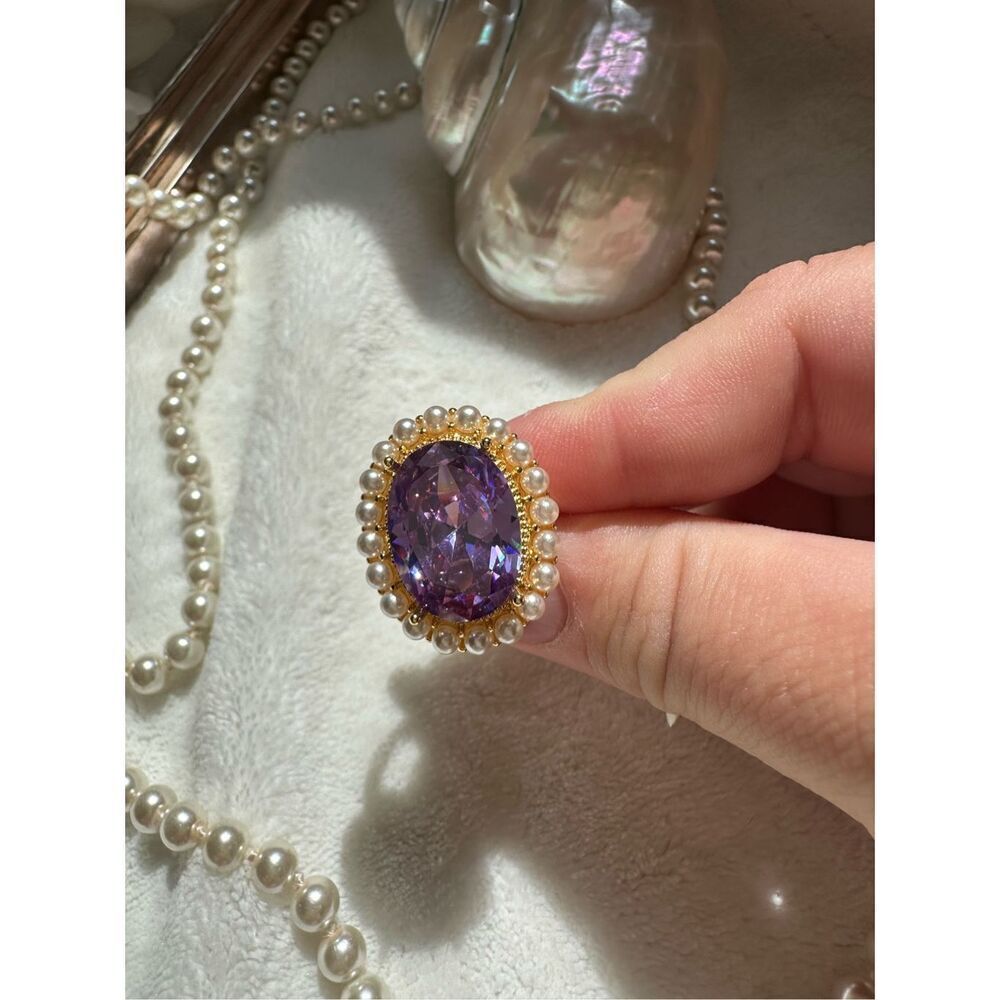 Gorgeous lavender oval cut cubic zirconia adjustable cocktail ring with faux pea - Picture 14 of 14